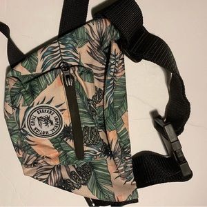 •Pink leafy 🍃 fanny pack